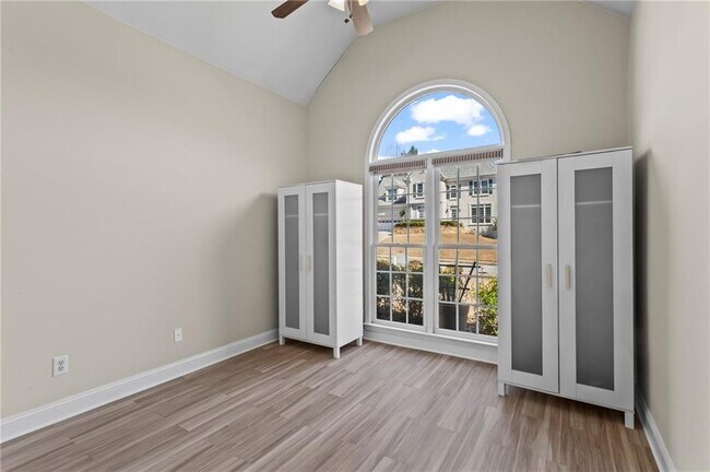 Building Photo - 3030 Northcliff Dr