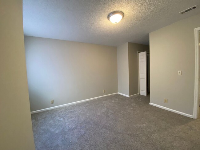 Building Photo - MOVE IN READY (PET FRIENDLY)