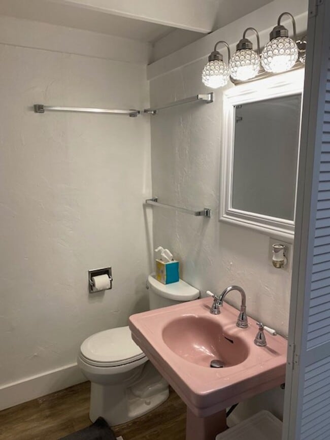 Building Photo - Furnished Tiny House!