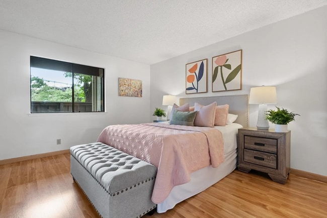 Building Photo - Charming 1 Bedroom 1 Bathroom Condo in the...