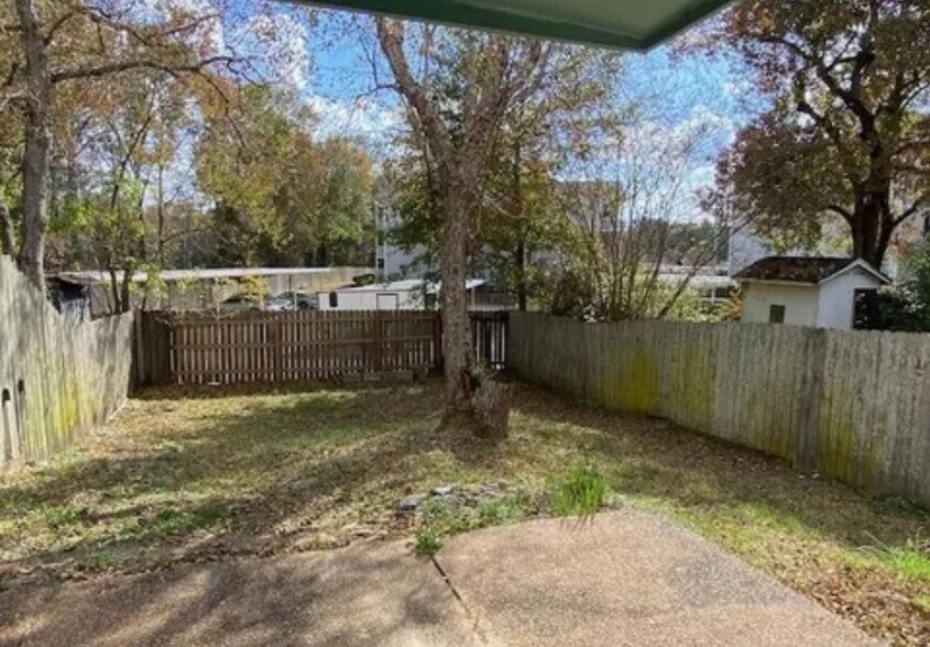 Building Photo - 2437B River Oaks Blvd