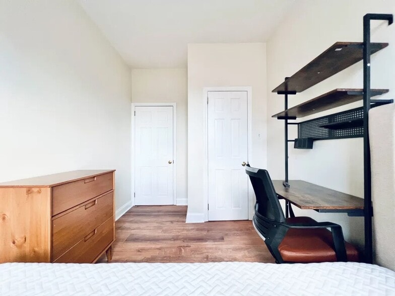 Building Photo - Furnished room/NOT APARTMENT