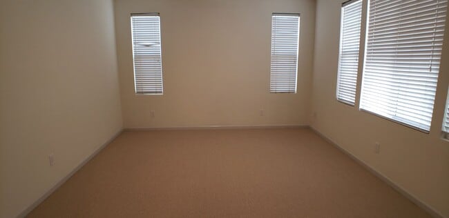 Building Photo - Spectacular 4 bedroom, 2.5 bath home on private lane