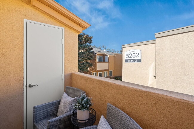 Building Photo - 3BR/2BA Condo with Vaulted Ceilings, Close Proximity to UCSD and Medical Centers! Available APRIL...