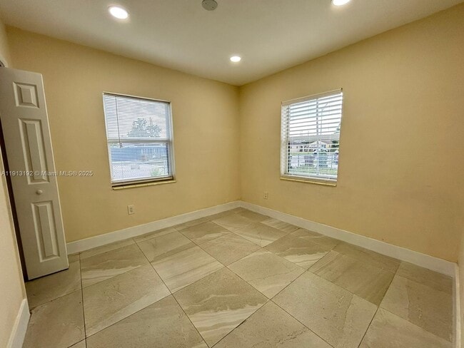 Building Photo - 610 E 8th Ave