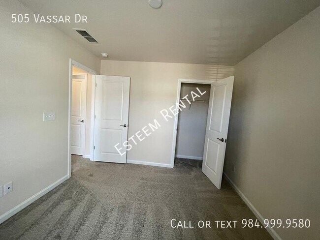 Building Photo - 505 Vassar Dr