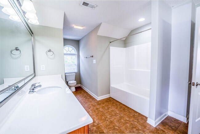 Building Photo - West Hills House 3BR/ 2.5BA, 2 Car garage, primary bedroom on main level