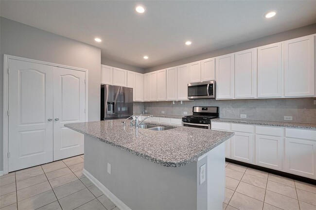 Building Photo - 5011 Pine Ridge Knoll Ct