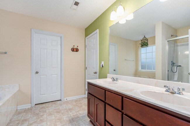 Building Photo - 117 Vancouver Rd