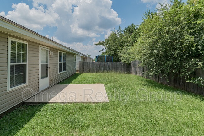 Building Photo - 3550 Cres Gardens Dr