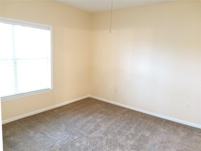 Building Photo - 2700 Pine Tree Rd NE