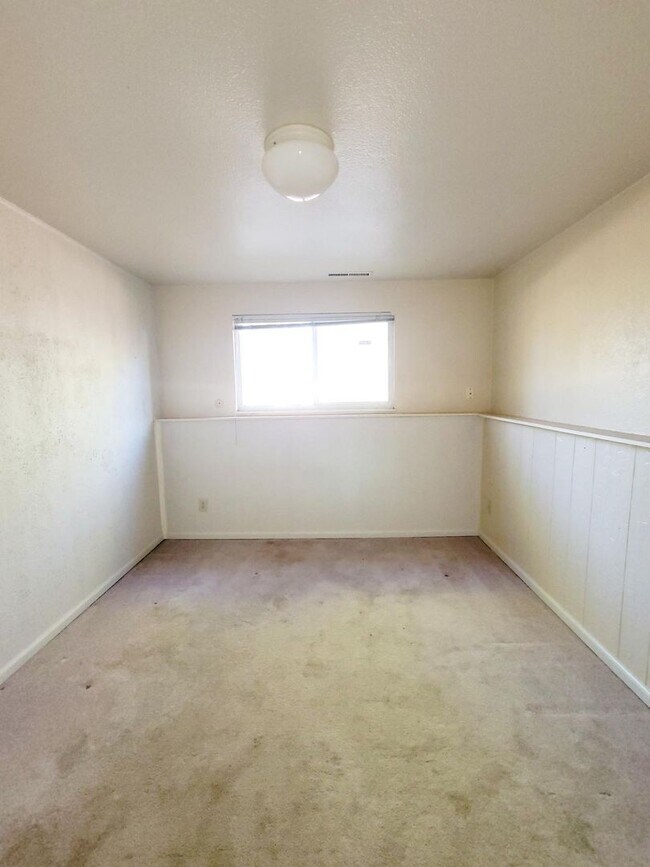 Building Photo - 4 bedroom home with fenced back yard!