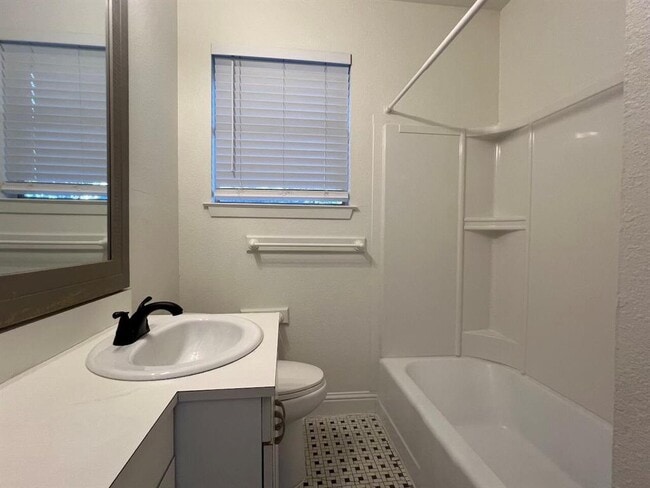 Building Photo - 928 E 56th St