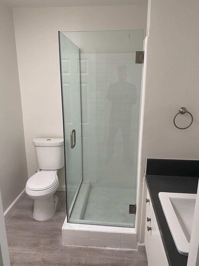 Building Photo - 10945 Rose Ave