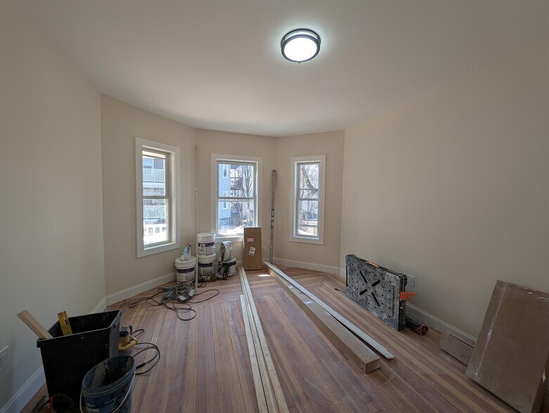 Building Photo - 5 Lowell Cir