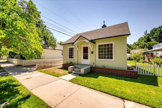 Building Photo - Adorable North End Cottage