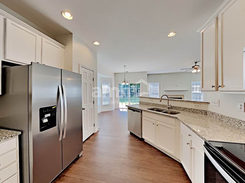 Building Photo - 1019 Canopy Dr