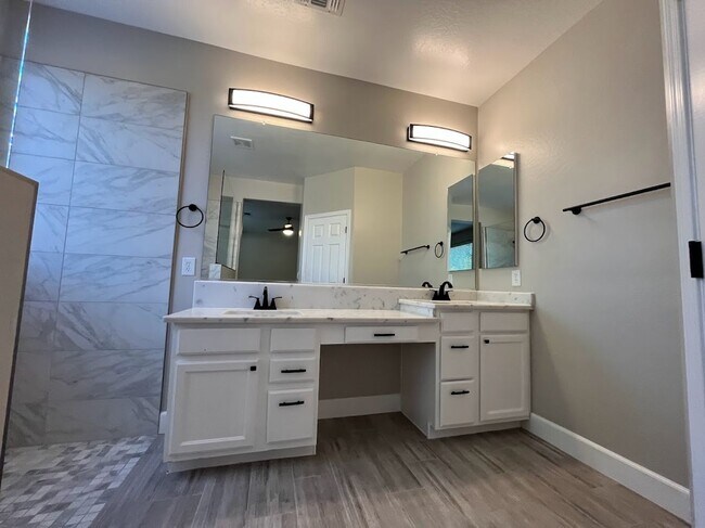 Building Photo - Cozy Cul De Sac house FOR RENT in a GREAT location