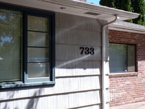 Building Photo - 3 bed 2 bath house