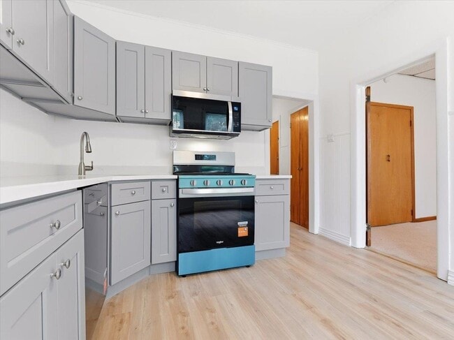 Building Photo - 98 W 47th St