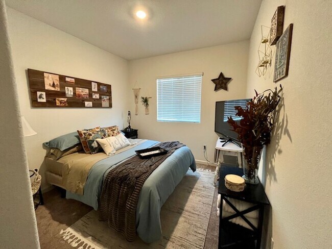 Building Photo - REDUCED!!!