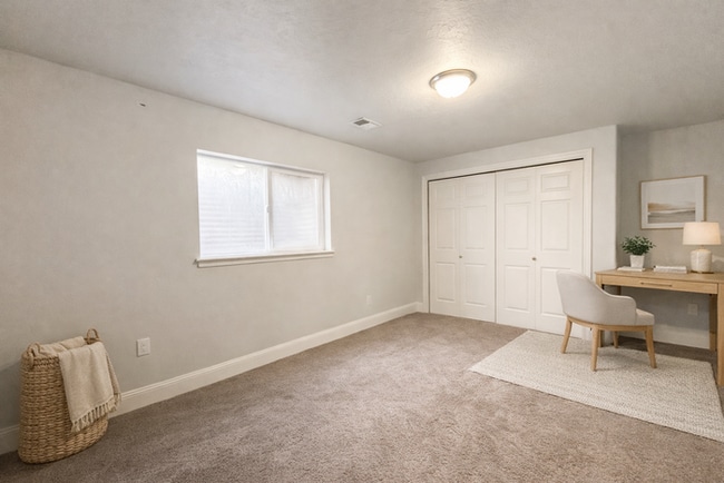 Building Photo - 5 bed 3 bath home in quiet neighborhood!