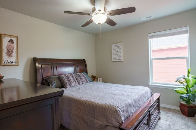 Building Photo - Like new in Ventana! 4 bedroom,3 bath, fen...