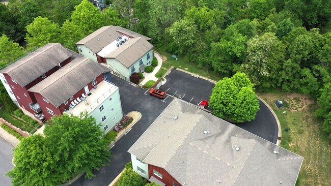Building Photo - Beautiful & Modern 3-Bedroom Townhome near...
