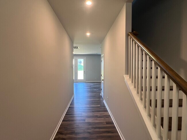Building Photo - 621 High Hl Dr
