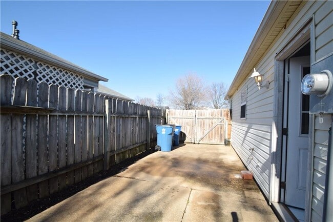 Building Photo - 2510 SE 4th St