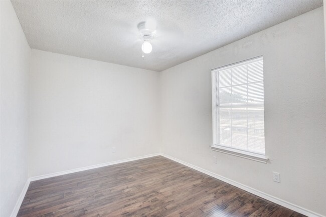 Building Photo - 910 Cedar Terrace