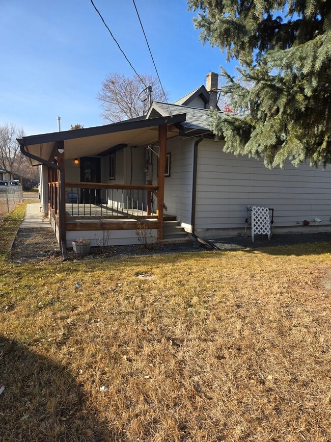 Building Photo - Three Bedroom Home - Single Car Attached Garage - in Townsend!