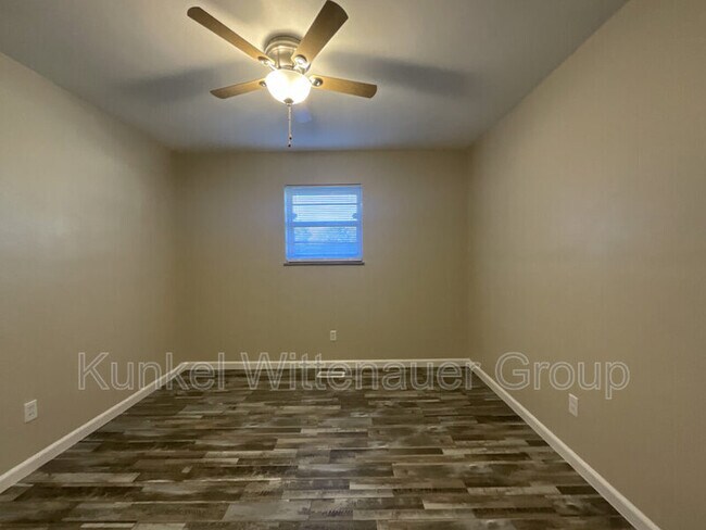 Building Photo - 10 Blackburn Manor