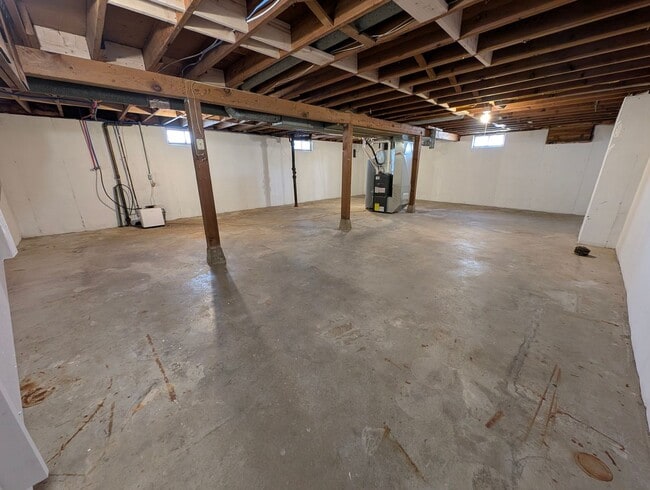 Building Photo - 2 Bedroom, 1 Bathroom house with garage an...