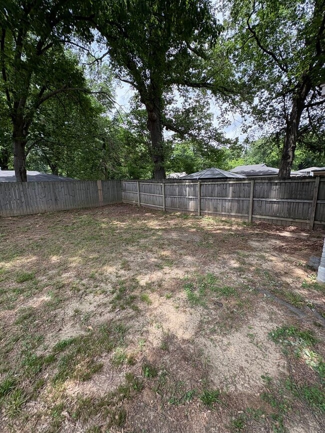 Building Photo - This 2BR/1BA includes a nice-sized living area, an ample kitchen, a fenced-in