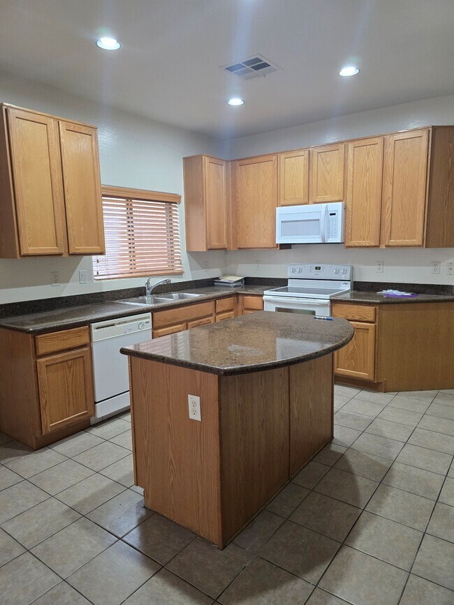 Building Photo - 2710 E Chester Dr