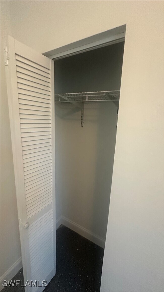 Building Photo - 2167 Della Dr