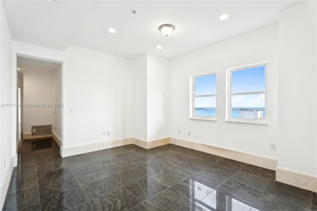 Building Photo - 1402 Brickell Bay Dr