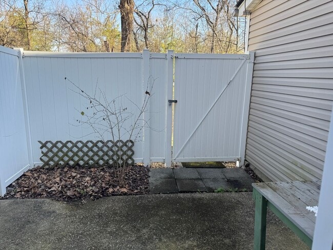 Building Photo - 2BR Townhome in Shadow Glen