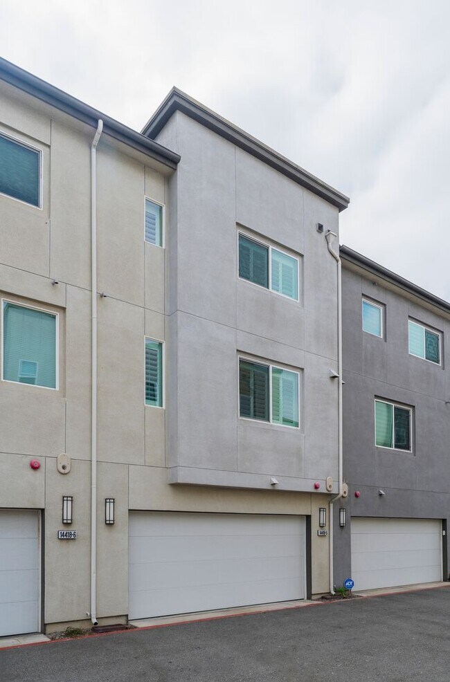 Building Photo - Beautiful Gardena Condominium in Gated Com...
