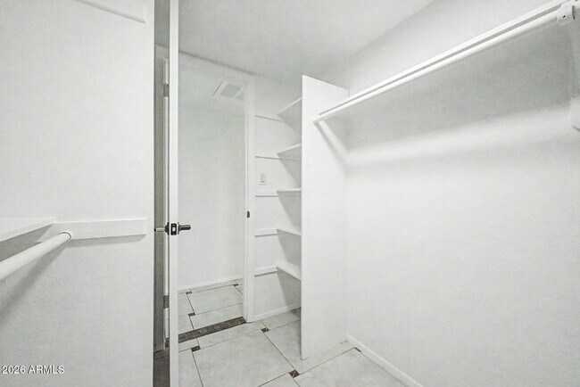 Building Photo - 2225 E Catalina Dr