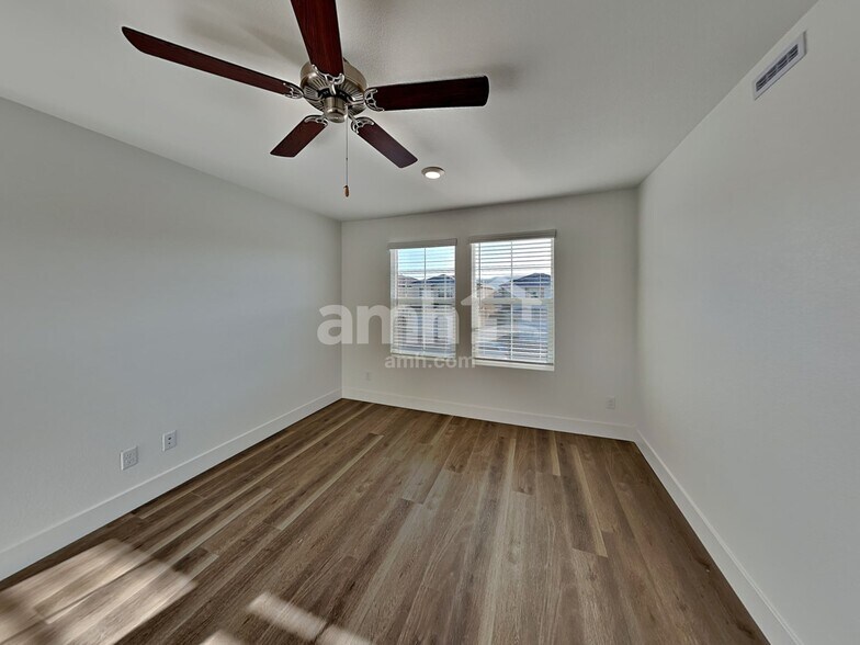 Building Photo - 5832 Vaes Dothrak St