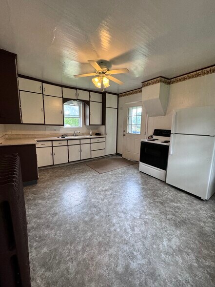 Kitchen 15 x 13 - 180 Martin St