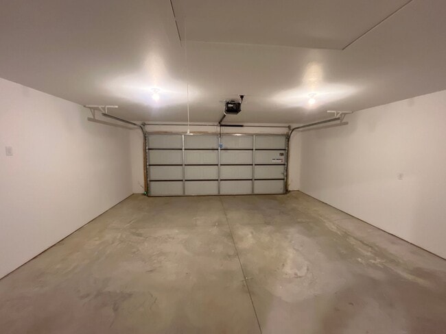 Building Photo - Your Dream Home Just Hit the Market – Don’...