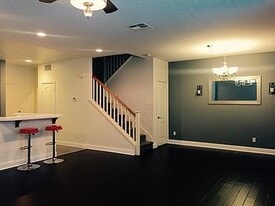 Building Photo - 425 S Meadowbrook Dr