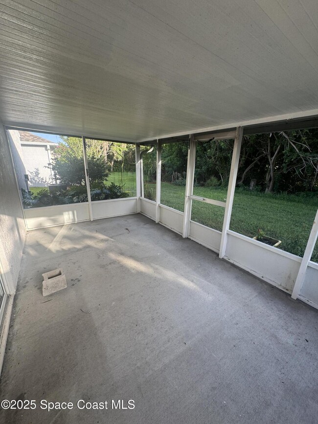 Building Photo - 2129 Redwood Cir