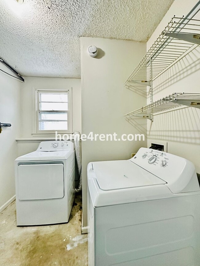 Building Photo - A Lovely Four Bedroom Home in Lenexa w/ Wood Floors, Finished Basement and a Fenced Yard!