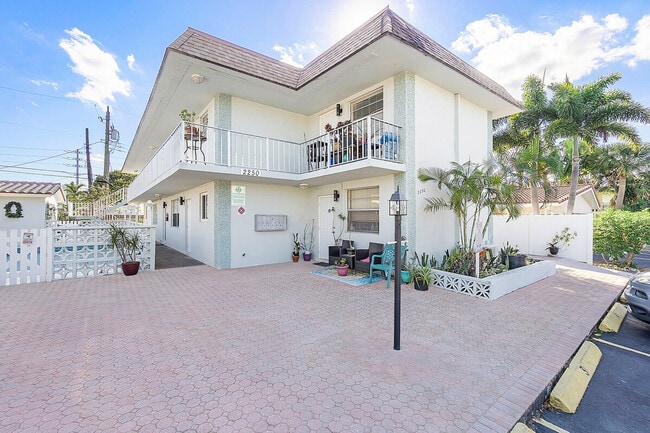 Building Photo - 560 SE 23rd Ave