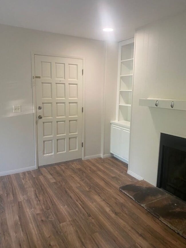 Building Photo - LOCATION, LOCATION 2 Bedroom 2 Bathroom Condo