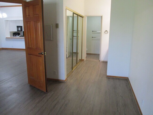 Building Photo - The Boardwalk in La Jolla 2 bdr 2 bath 3 f...